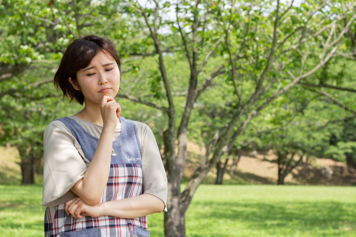 悩んでいる保育士の女性