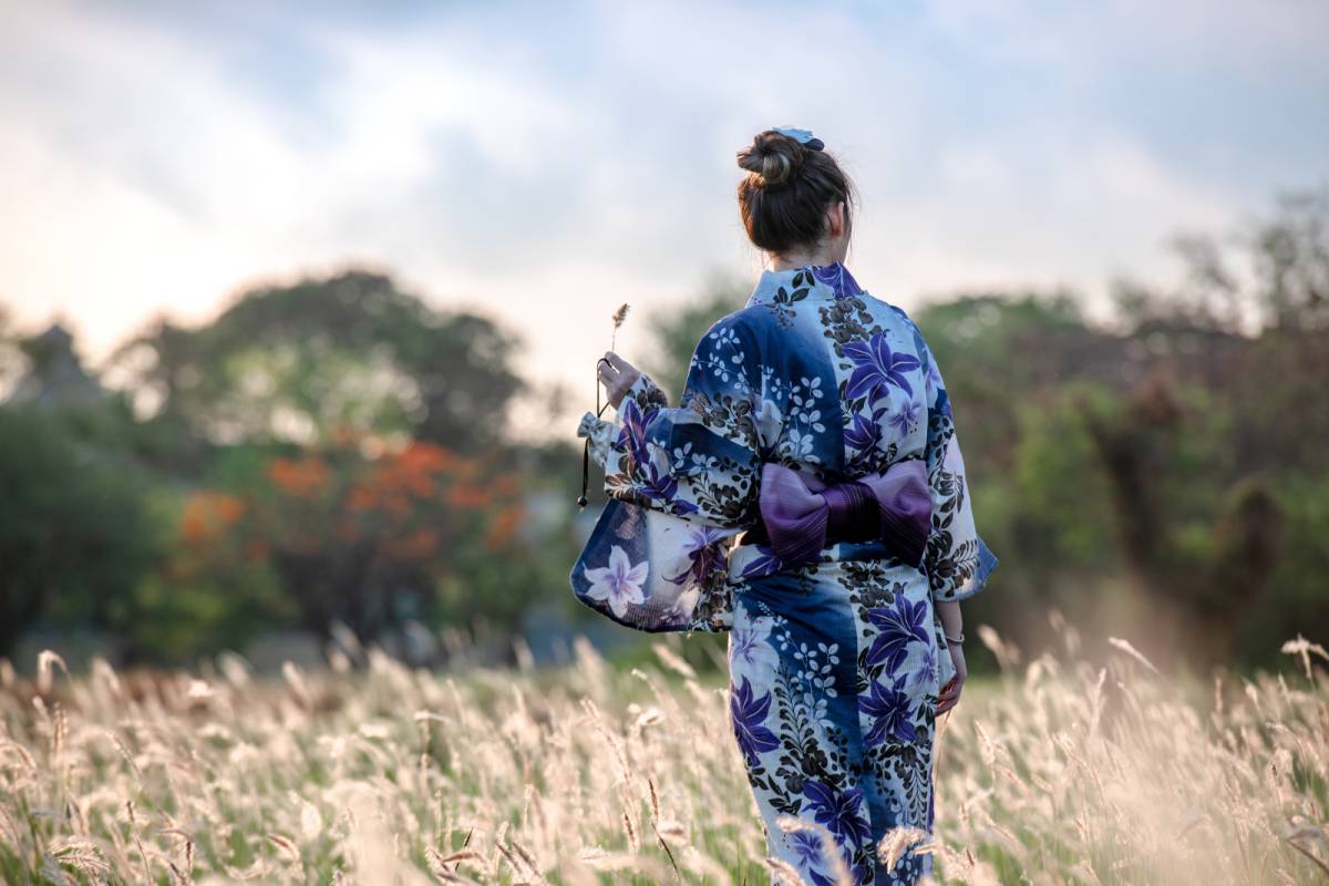 浴衣を着ている女性
