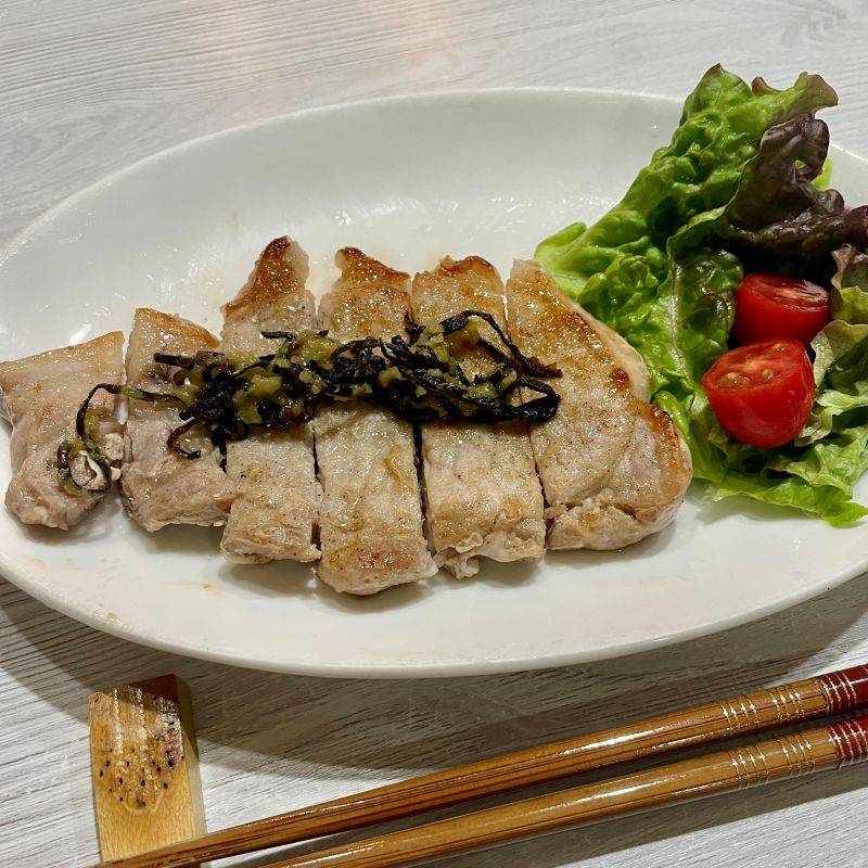 くらこん公式の「ステーキ〜塩こんぶわさびのせ〜」のレシピ