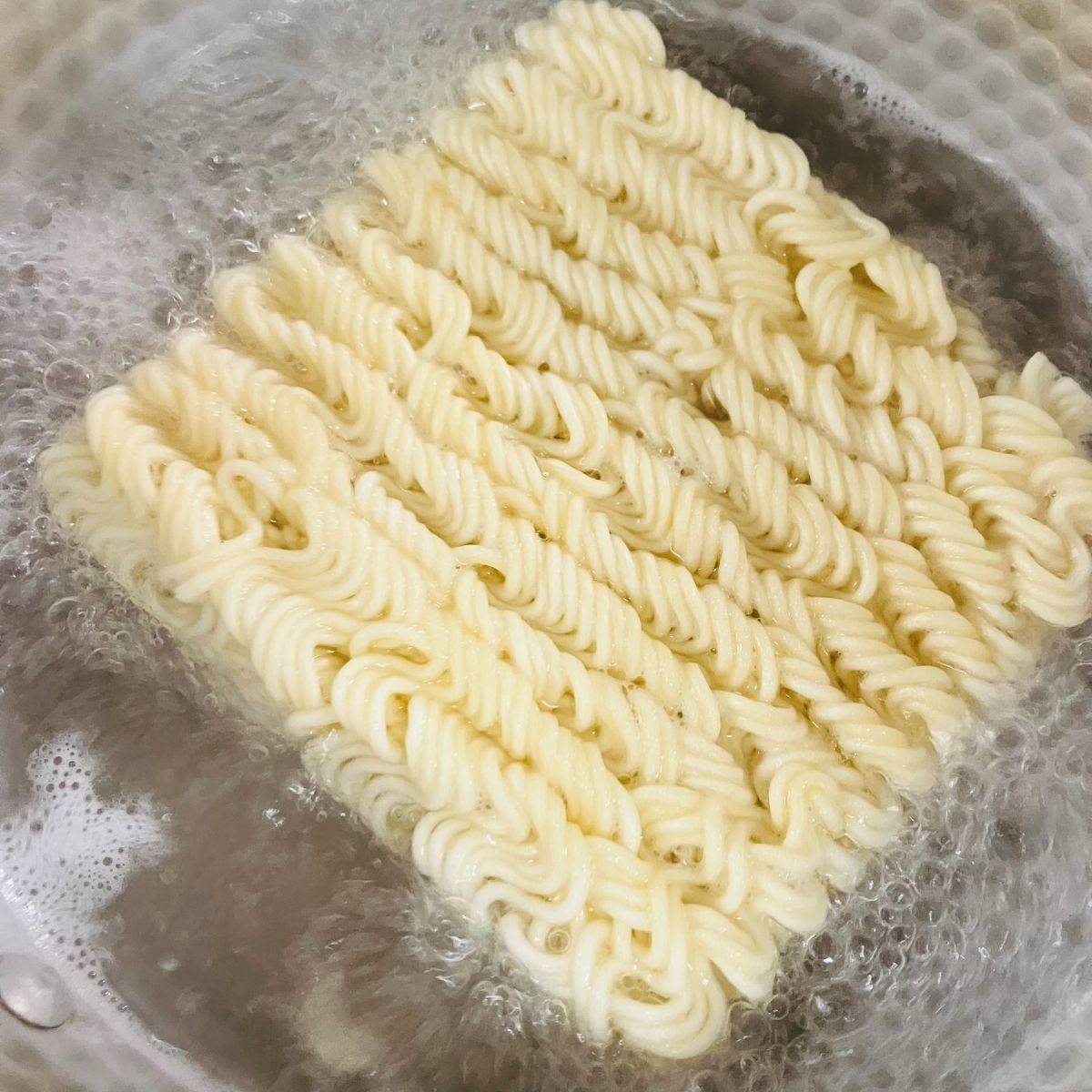 サッポロ一番公式の「すっぱ爽やか〜レモンレモンラーメン」のレシピ