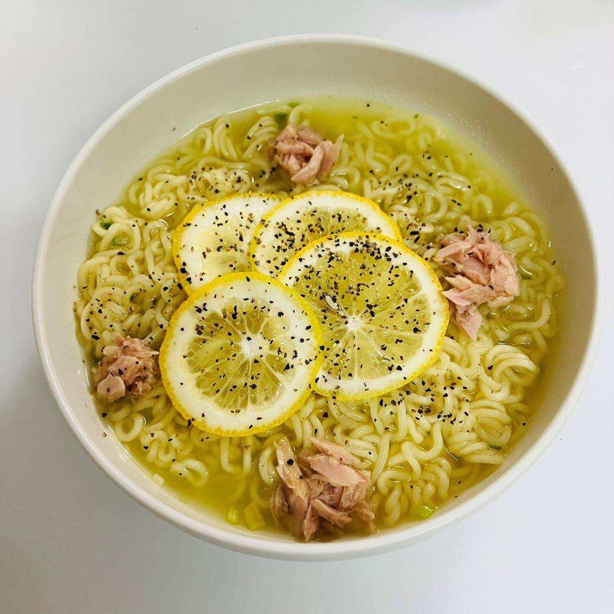 サッポロ一番公式の「すっぱ爽やか〜レモンレモンラーメン」のレシピ