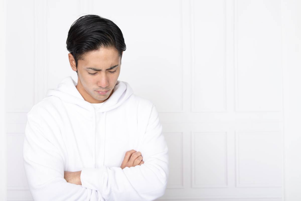 悩んでいる男性
