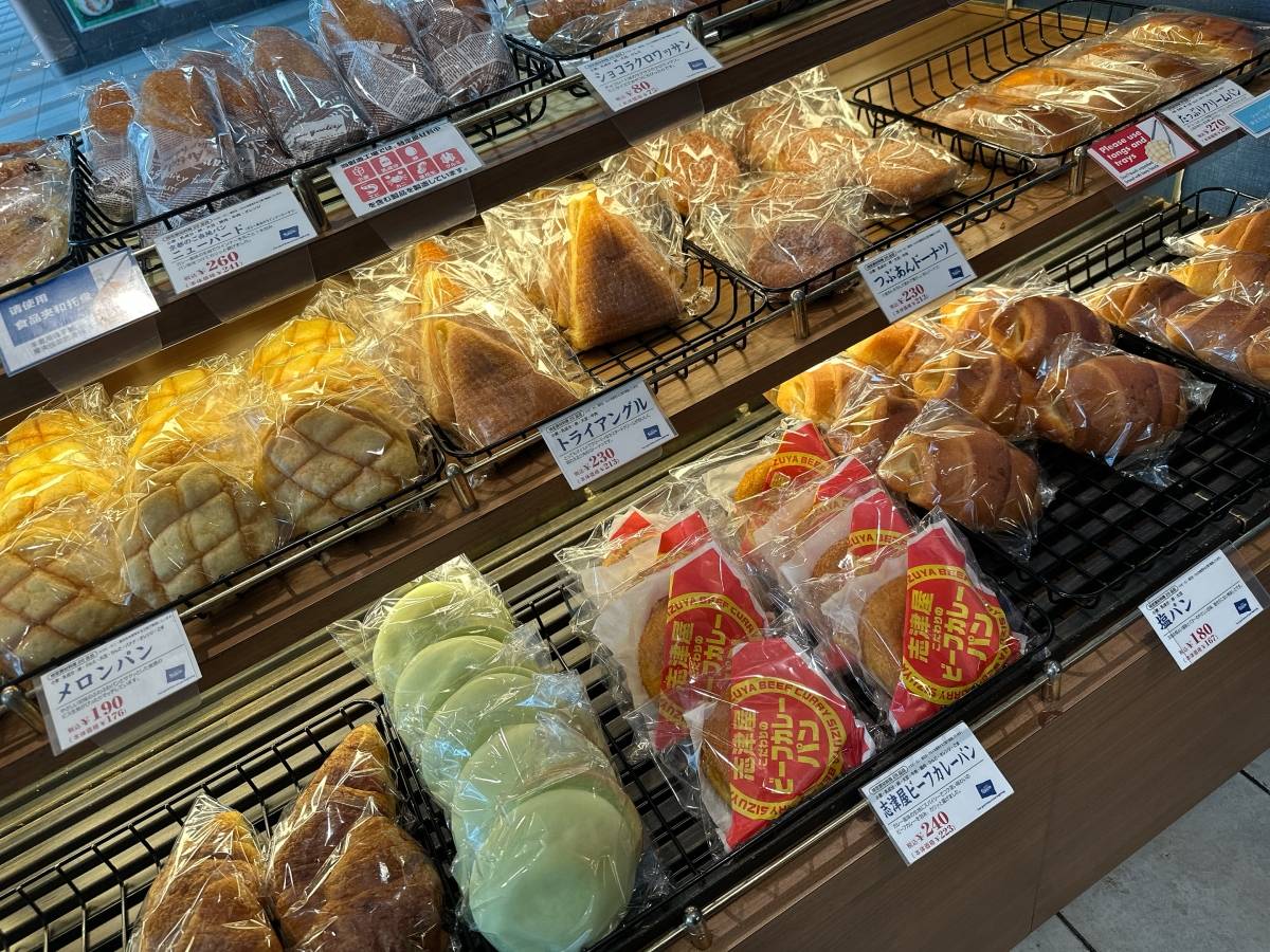 店内に並ぶパン