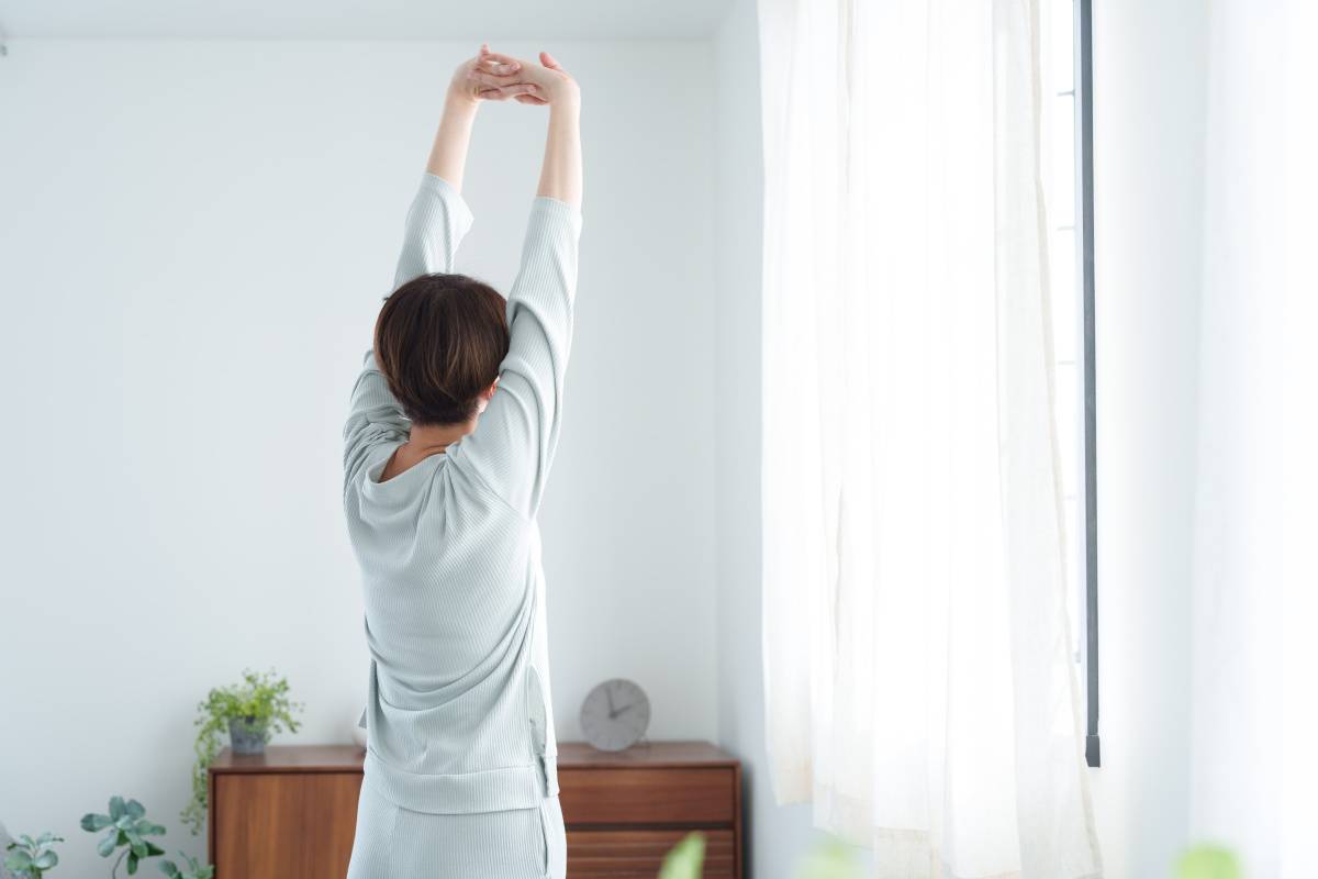ストレッチをする女性