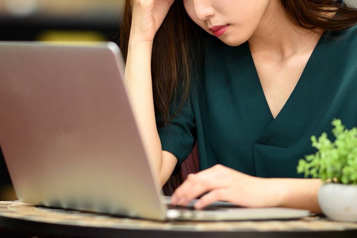 頭を抱える女性