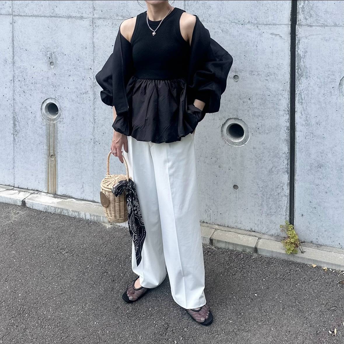 アウターの肩を落として肌見せする♡