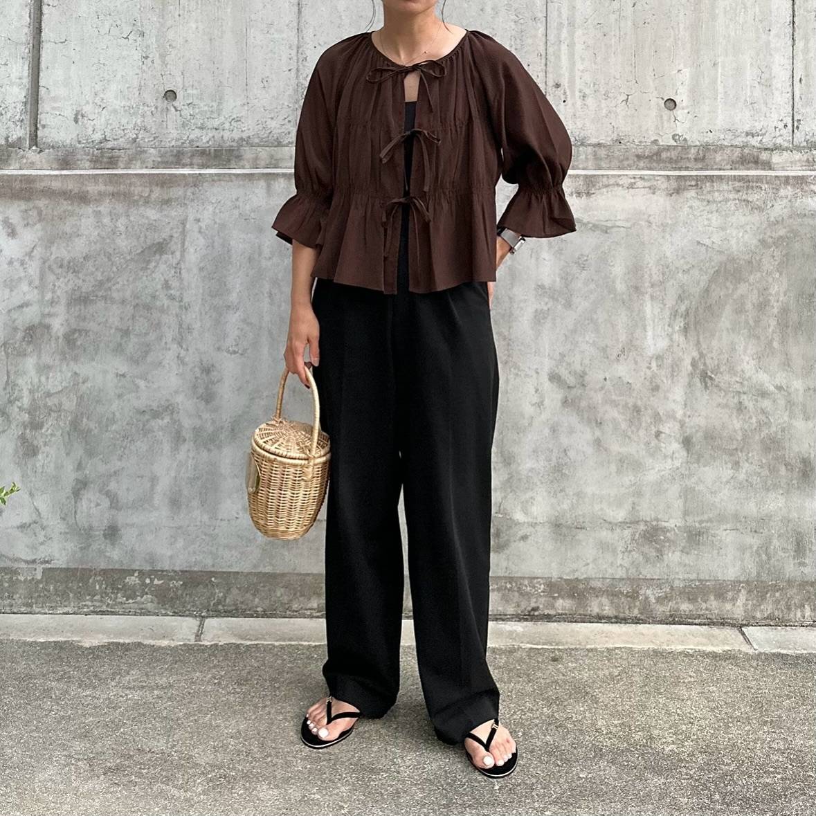 ブラウン×黒の濃色コーデ