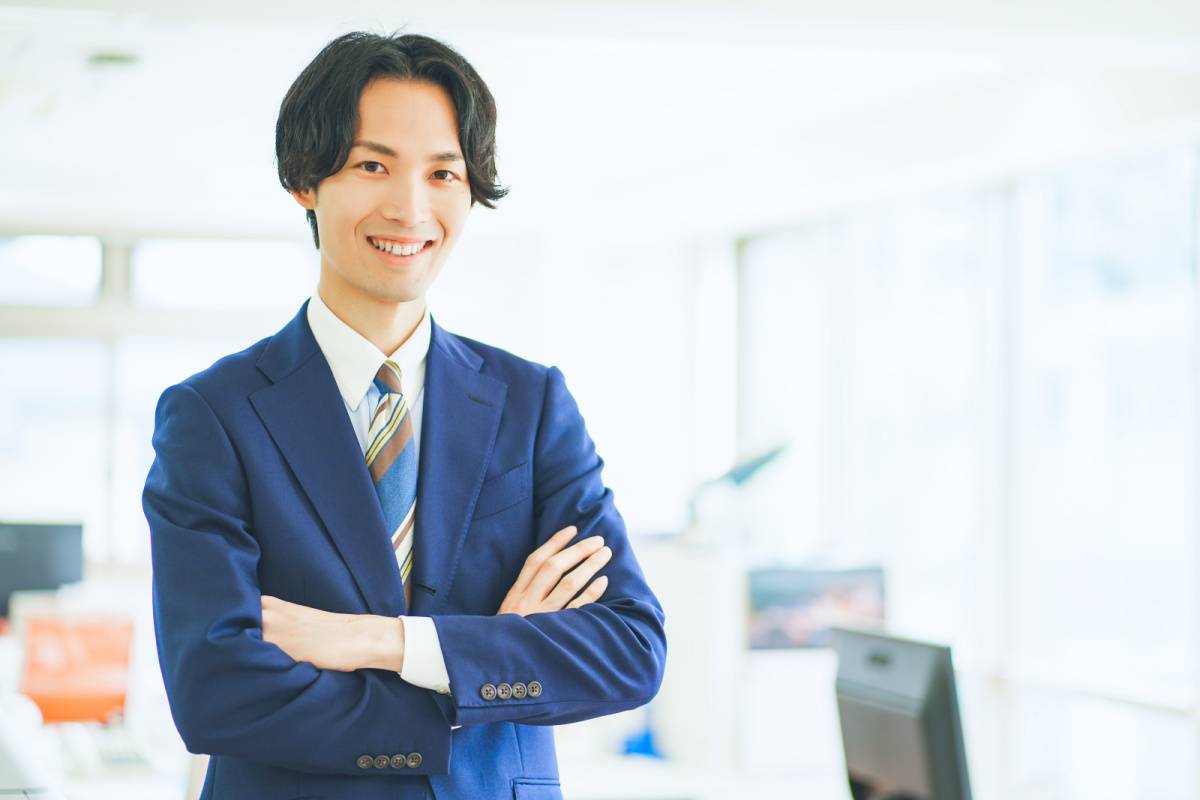 スーツ姿の男性