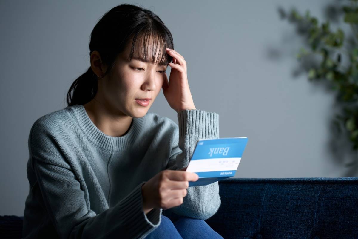 通帳を見ている女性