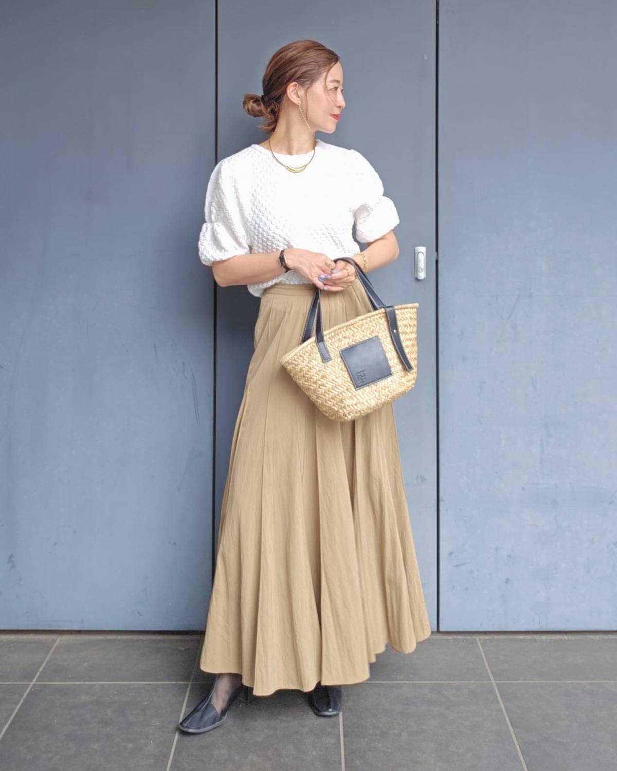 白×ベージュの淡色コーデ