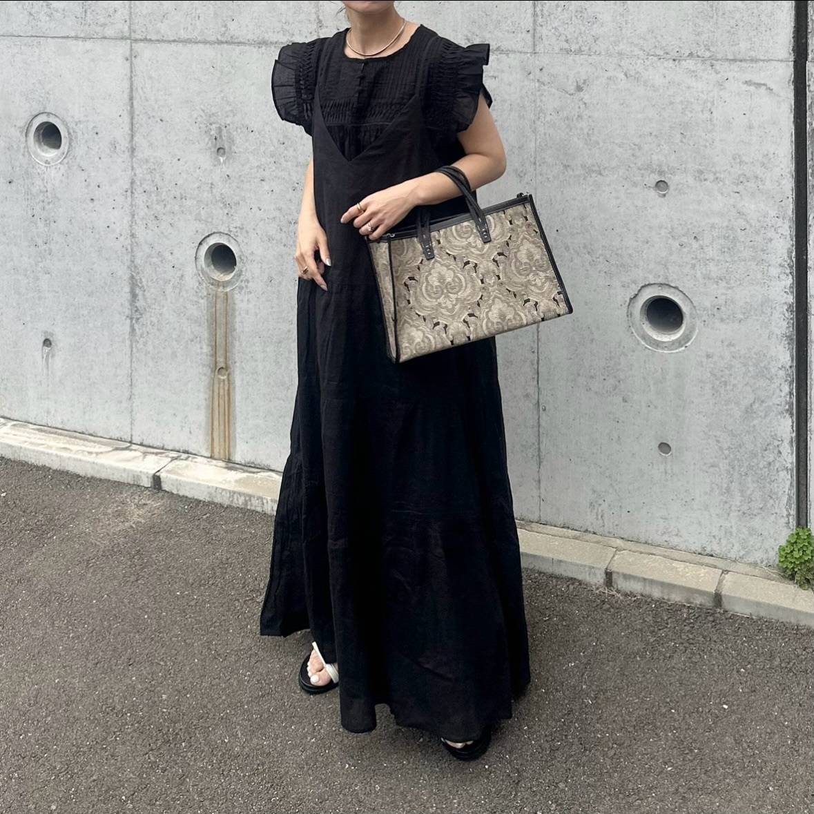 オールブラックの重ね着コーデ