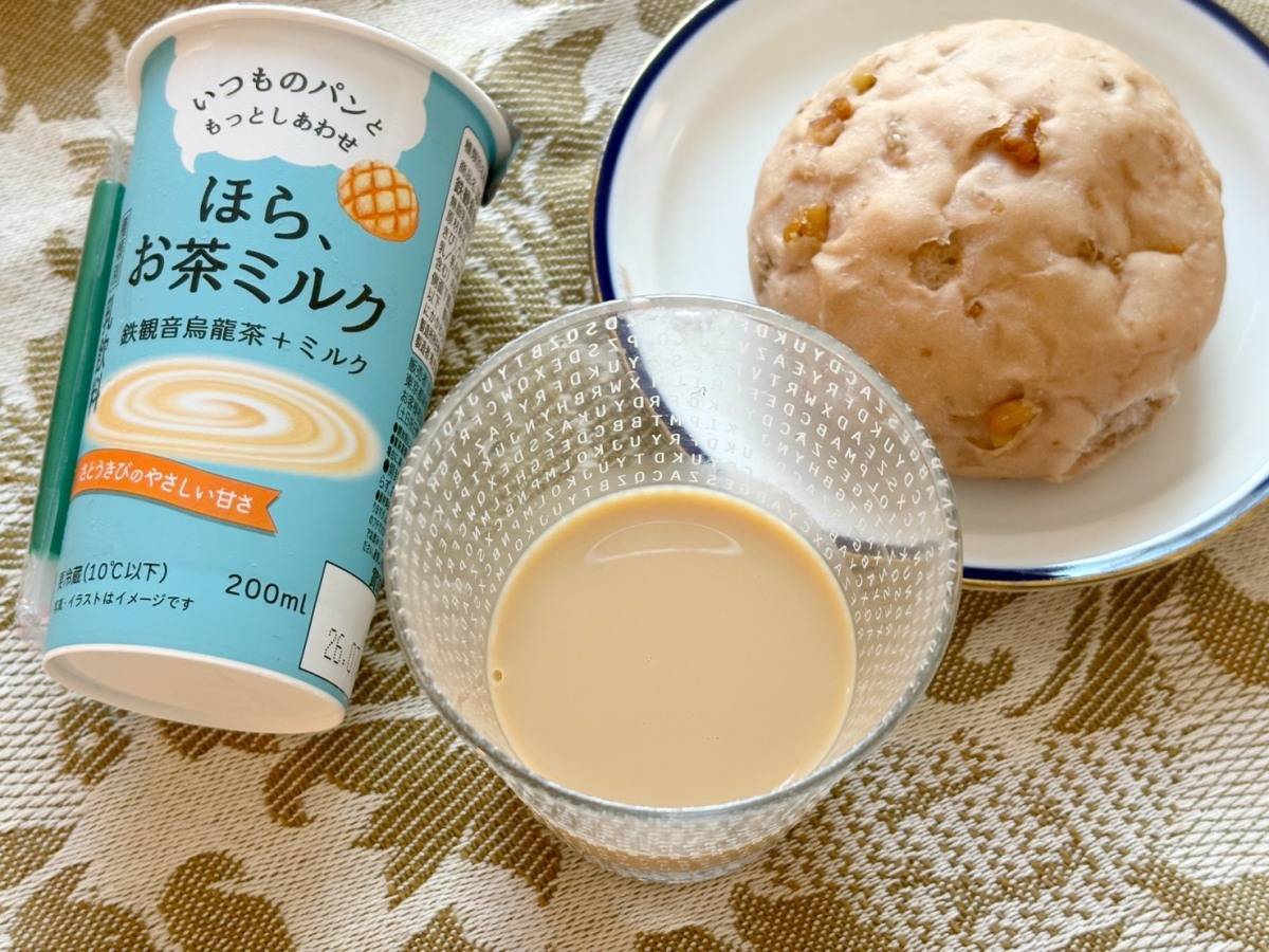 ほら、お茶ミルク「鉄観音烏龍茶＋ミルク」とパン