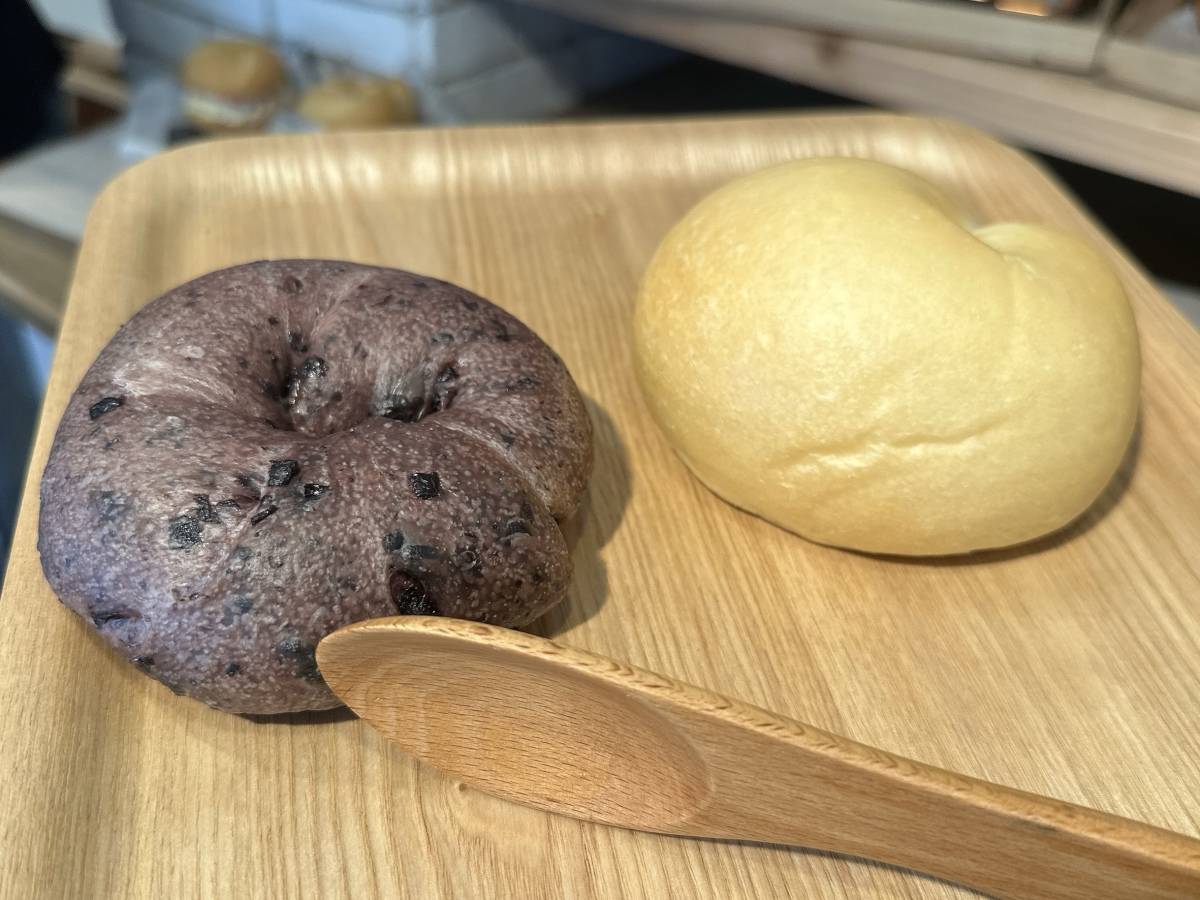 手に取ったプレーンとブルーベリーのベーグル