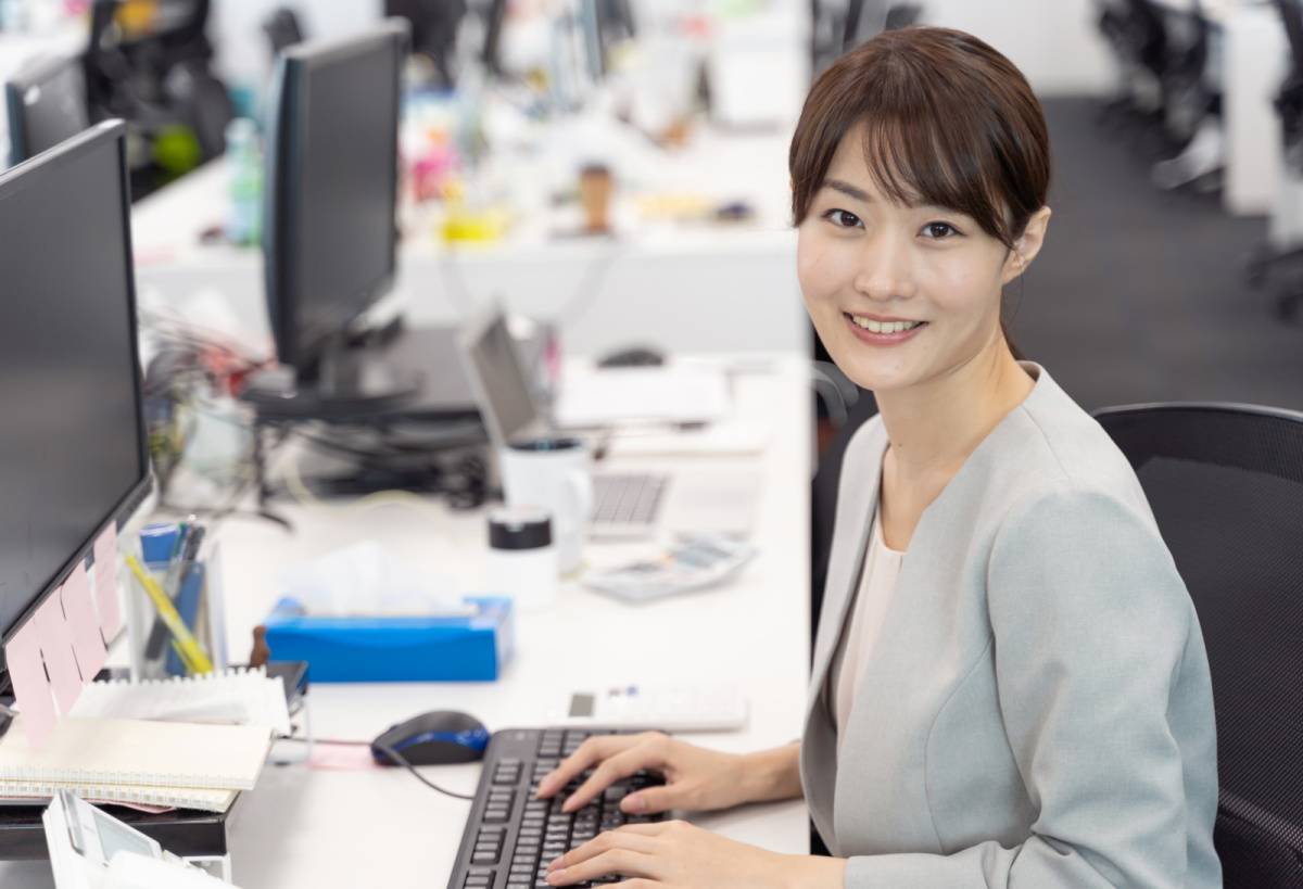 PCで仕事をしている女性