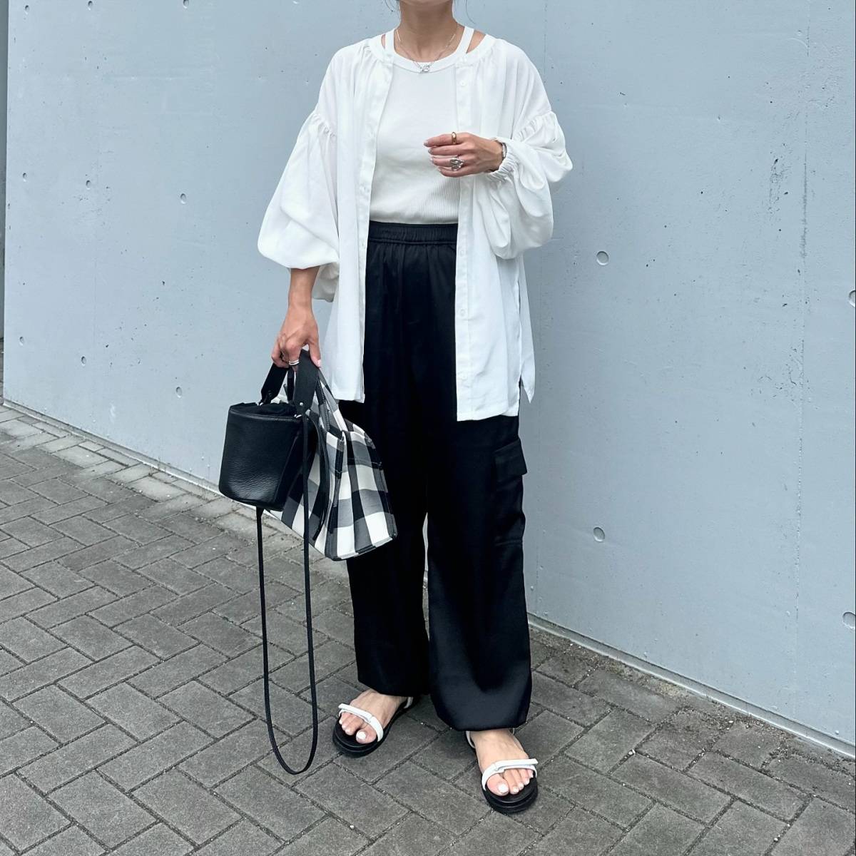 ロングシャツ×カーゴパンツ