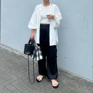 【2026年6月】パンツはこう着ればいいんだ……。初夏のモノトーンコーデ5選