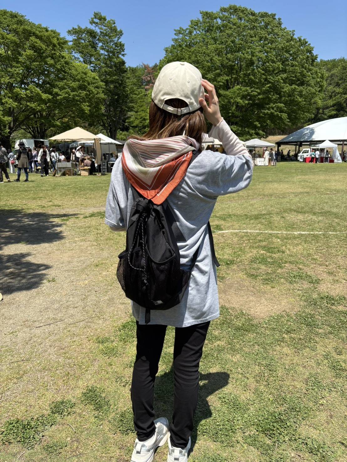 KARRIMORのナップサックを背負った女性