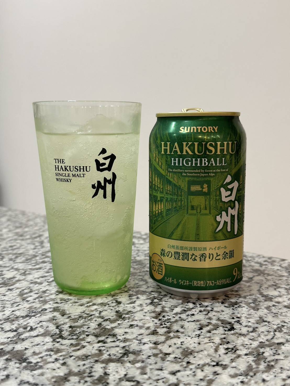 白州のハイボール缶とグラス