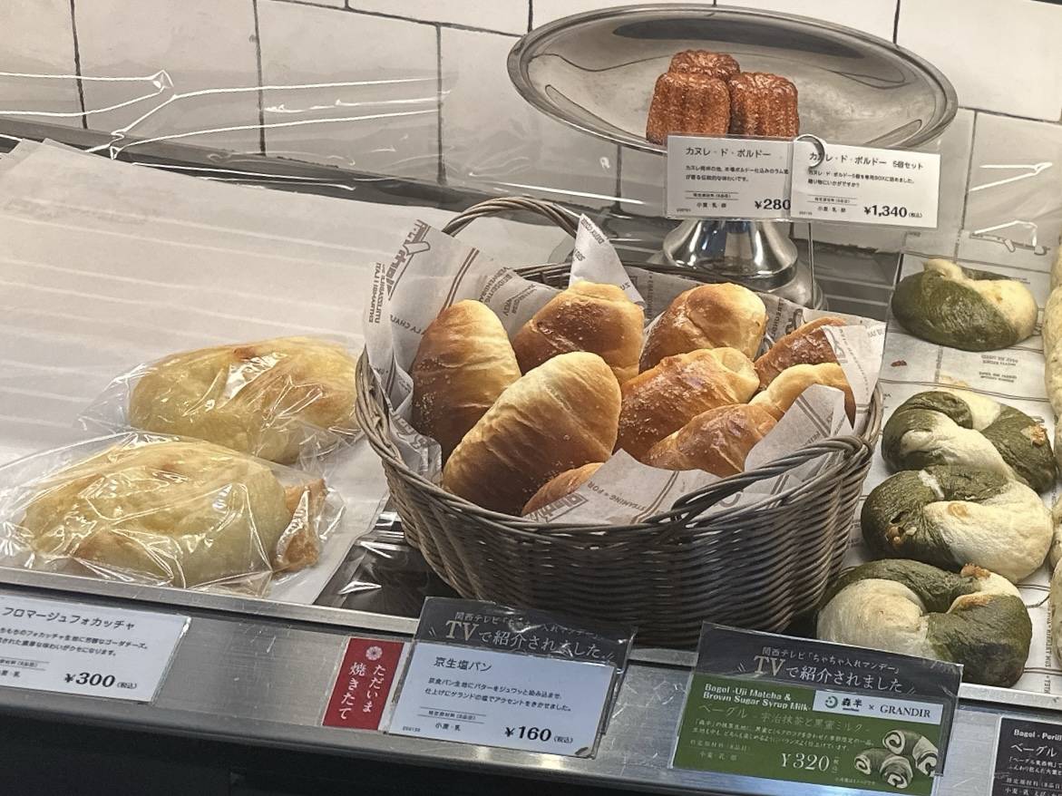 店内に並ぶパン