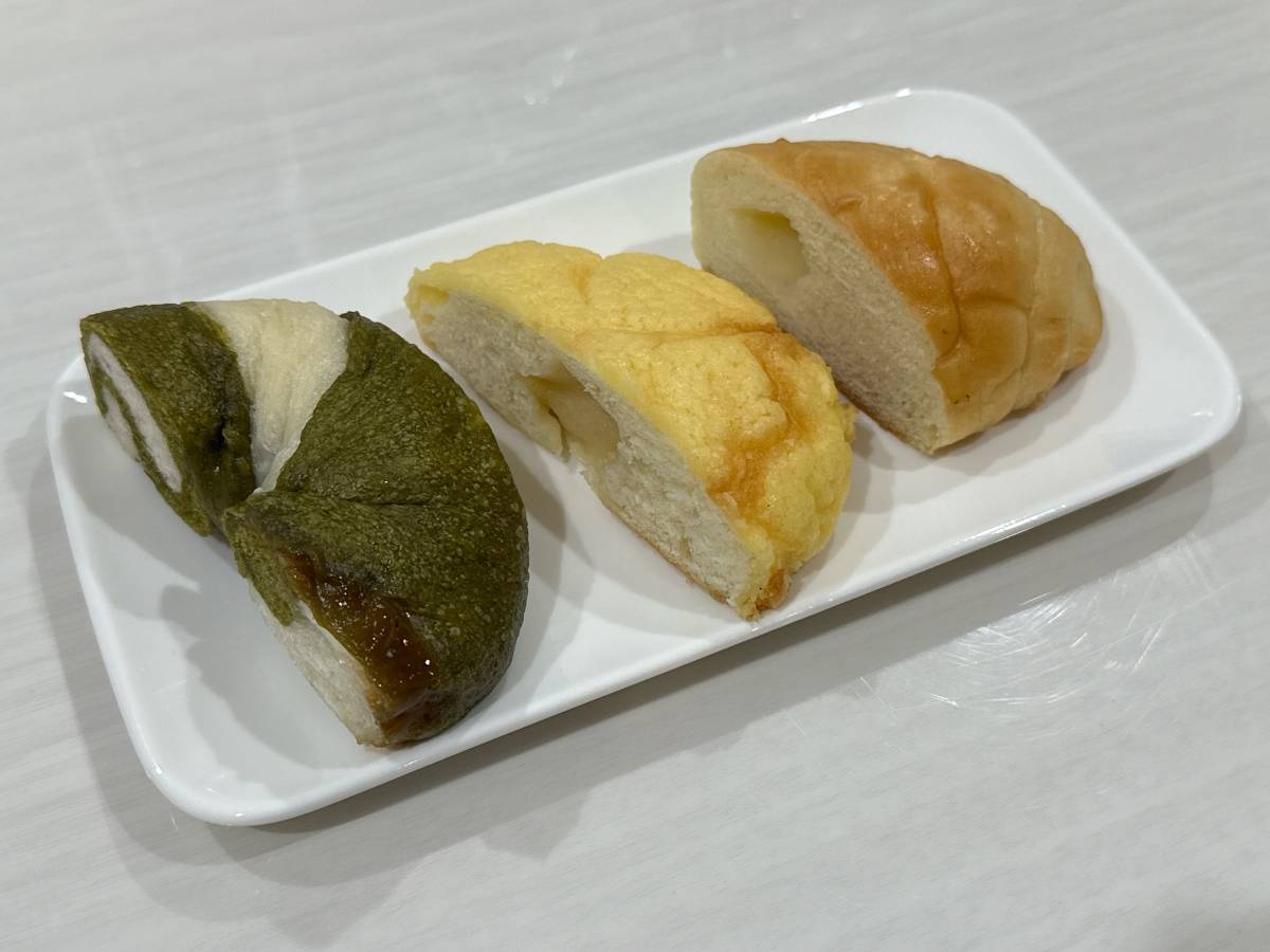 半分に切り分けた3種類のパン