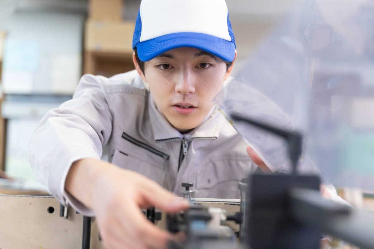 工場で働く男性