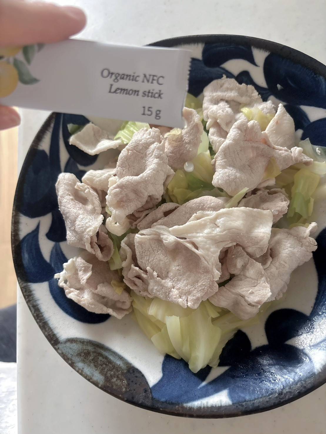 LIMOEのレモンスティックを料理に入れているところ