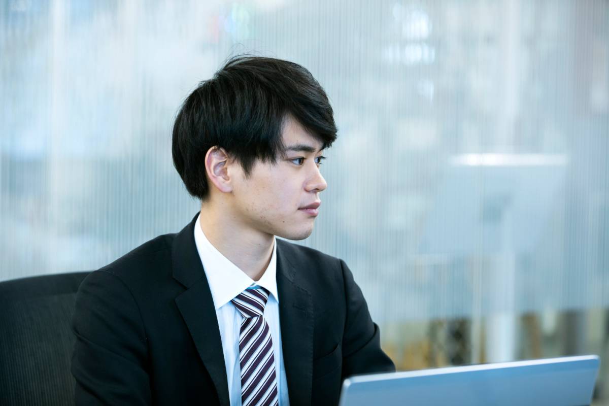 打ち合わせをしている男性