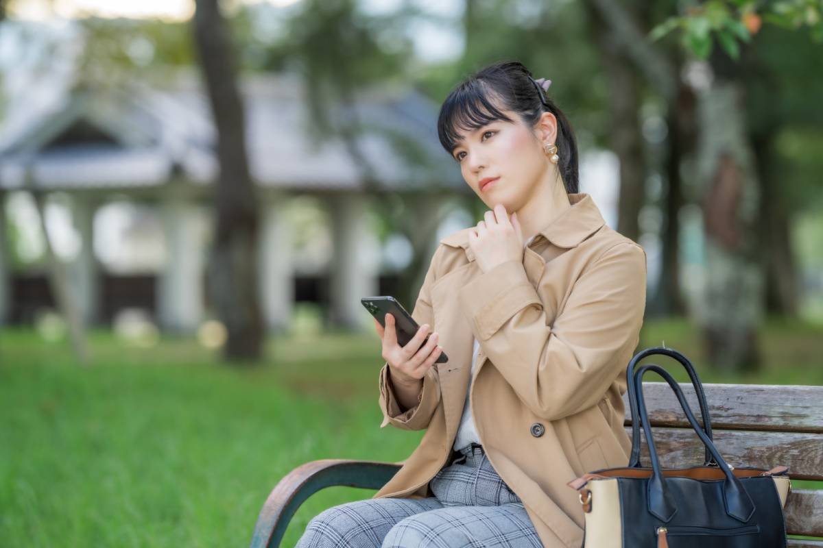 公園で考えている女性