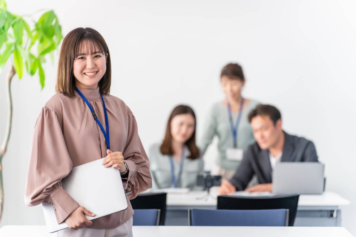 会議室の女性