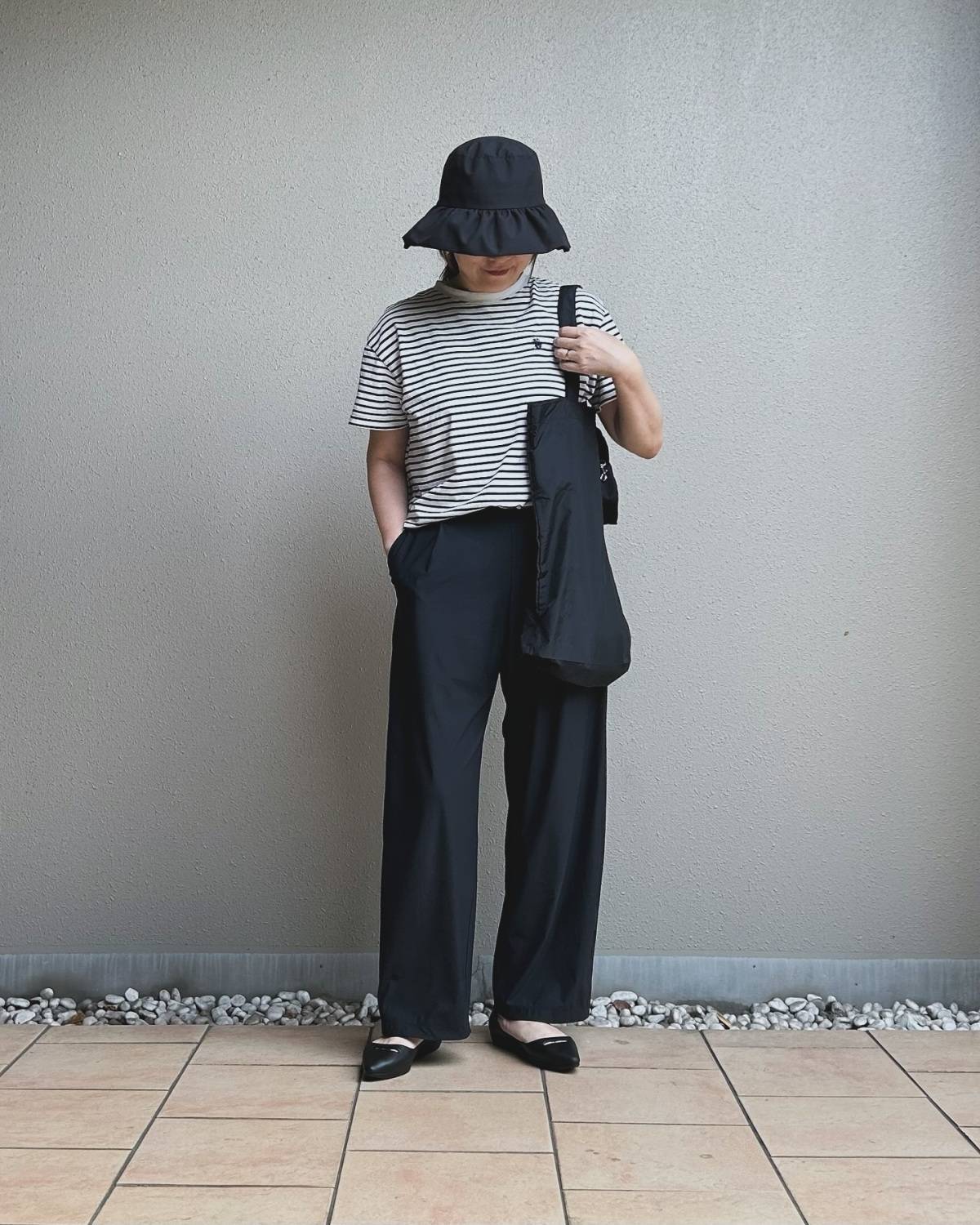 ボーダー柄Tシャツ×黒パンツ