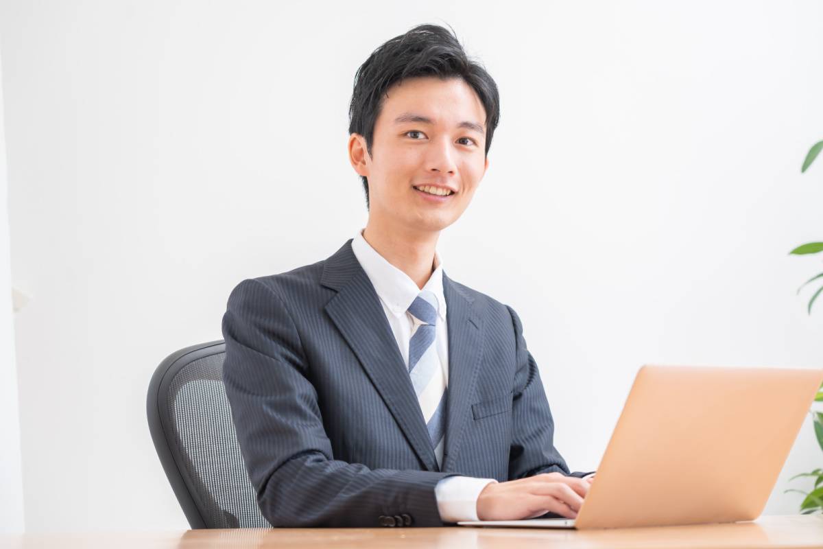 パソコンで仕事をしている男性