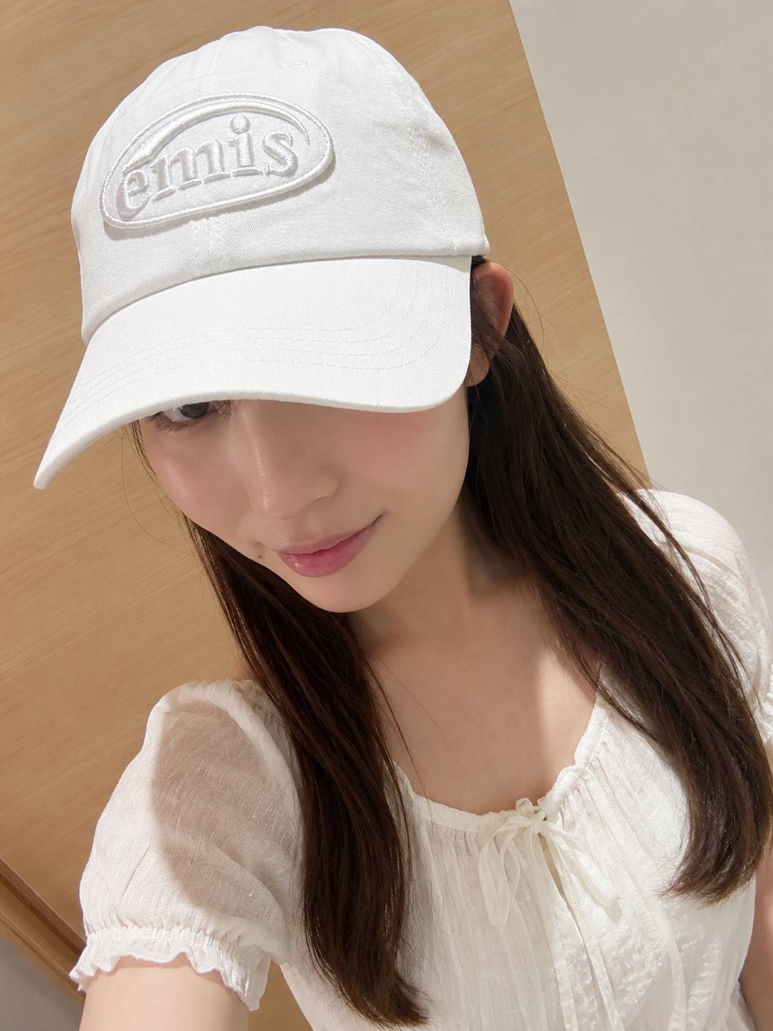 emisの白キャップをかぶった女性
