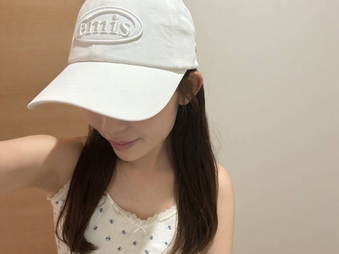emisの白キャップをかぶった女性