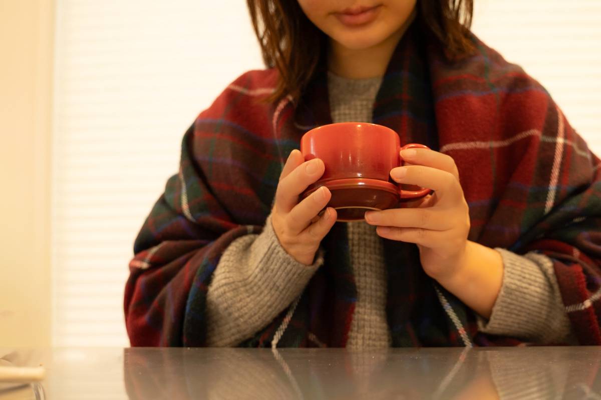 温かい飲み物を飲む女性