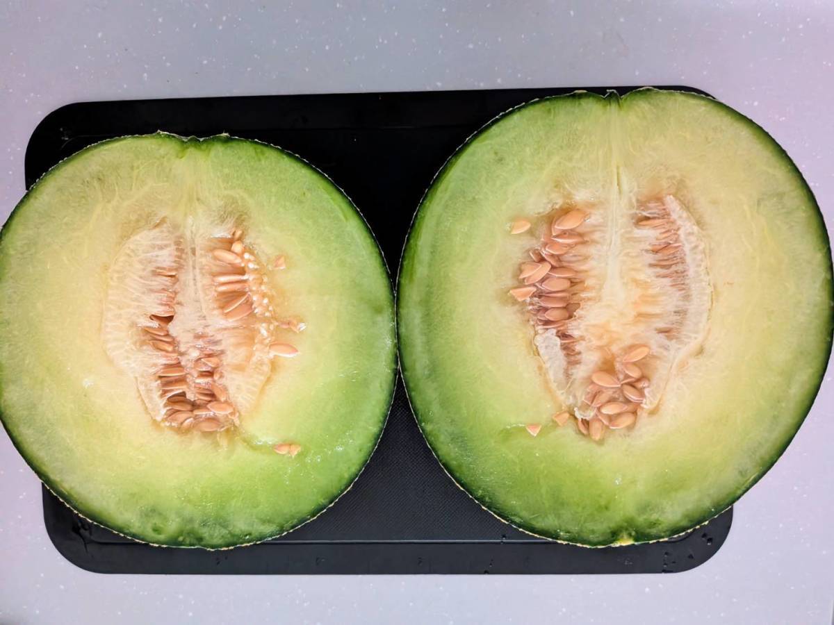 半分にカットしたメロン
