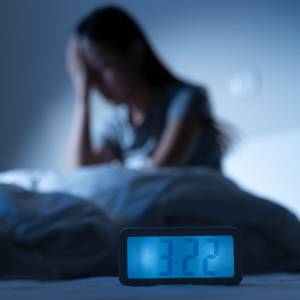 どうしても眠れない……。50代女性が「夜中に何度も目が覚める」原因と対処法