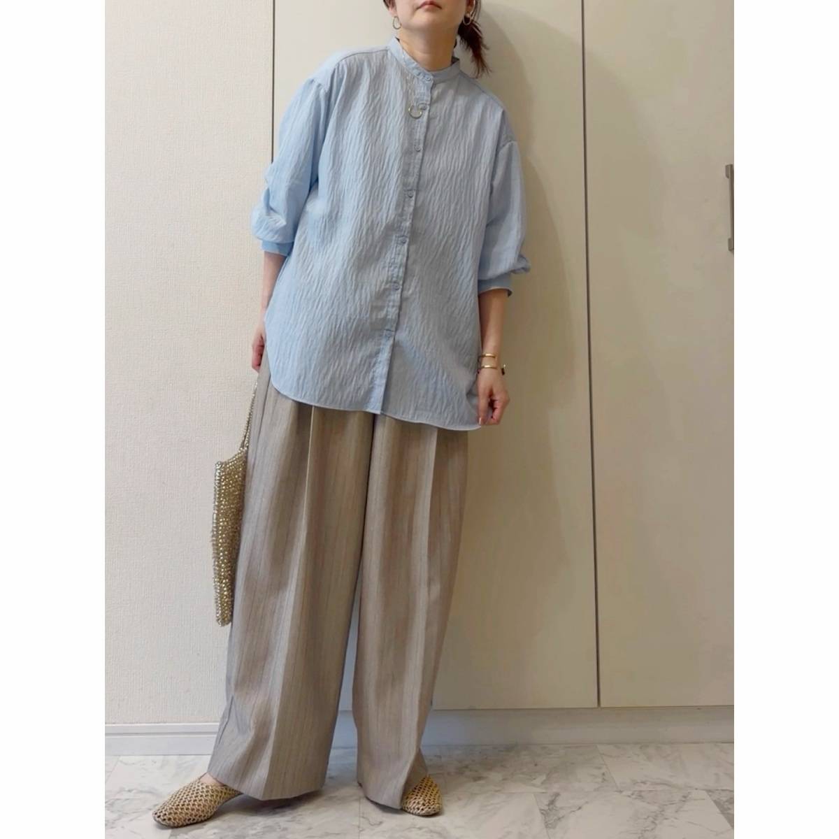 バンドカラーシャツ×ワイドパンツ