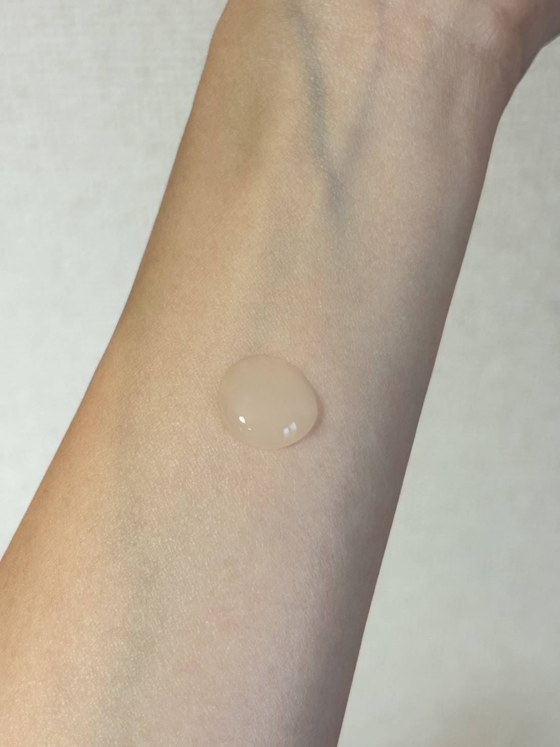 NICE&QUICK ボタニカルモイストジェルクレンジングを腕にのせたところ
