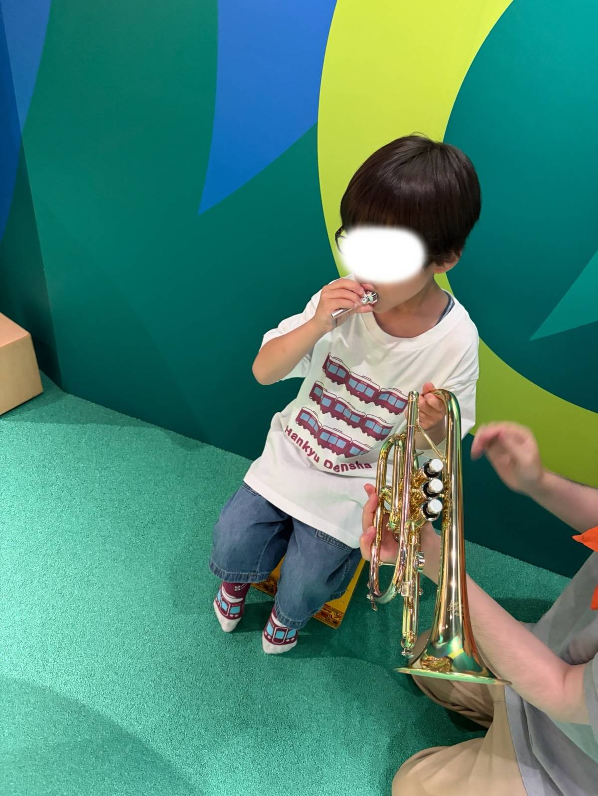 OTOVIVA ららぽーと甲子園店 トランペットを教わる子ども