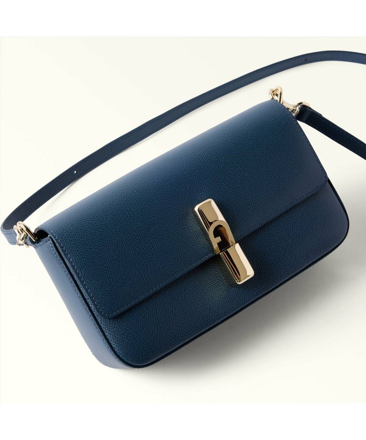 FURLAのレディースクラッチバッグ