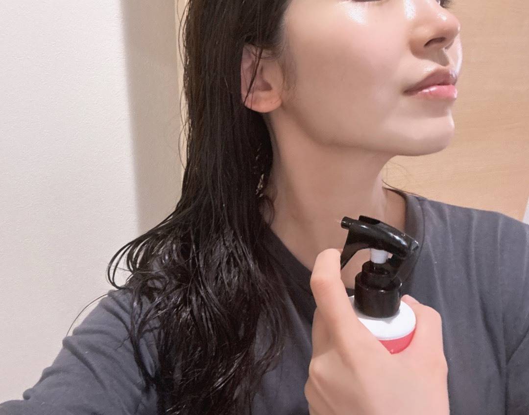 フルネージュ プライマーヘアセラムを使っているところ