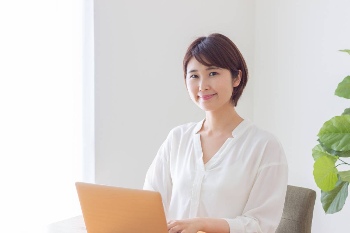 パソコンで作業している女性