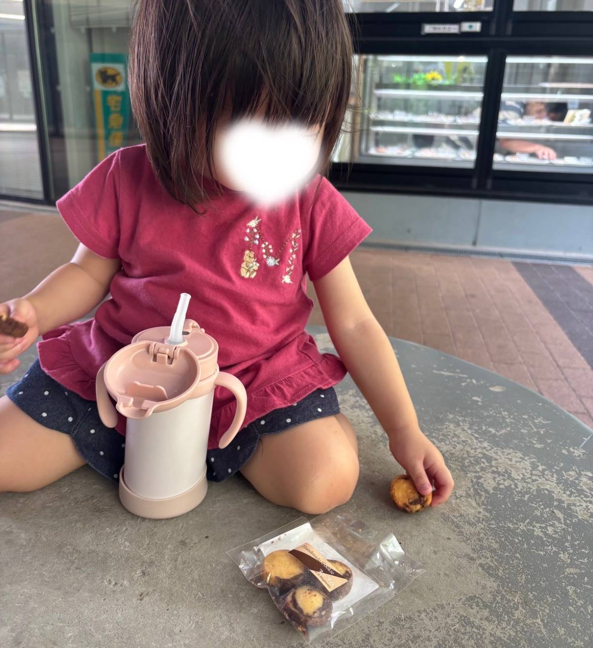 クッキーを食べる女の子