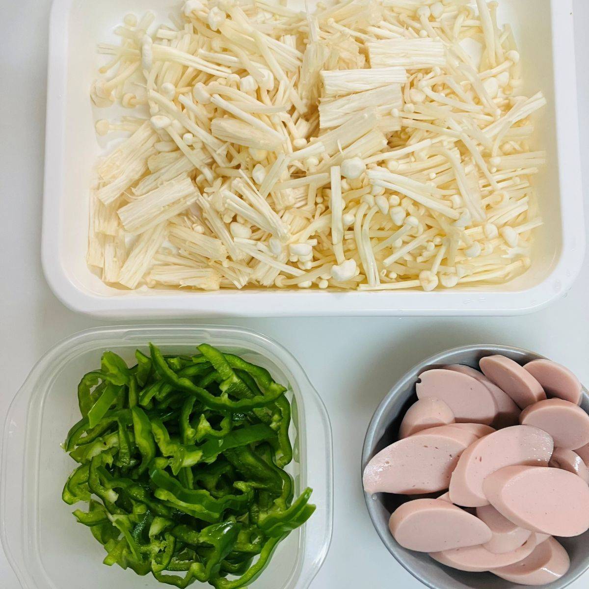 マ・マー公式の「食感が楽しい！パリパリチーズのきのこナポリタン」のレシピ