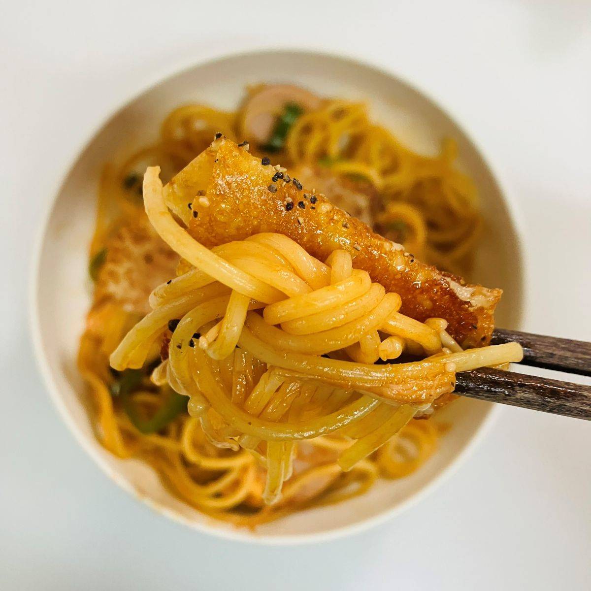 マ・マー公式の「食感が楽しい！パリパリチーズのきのこナポリタン」のレシピ