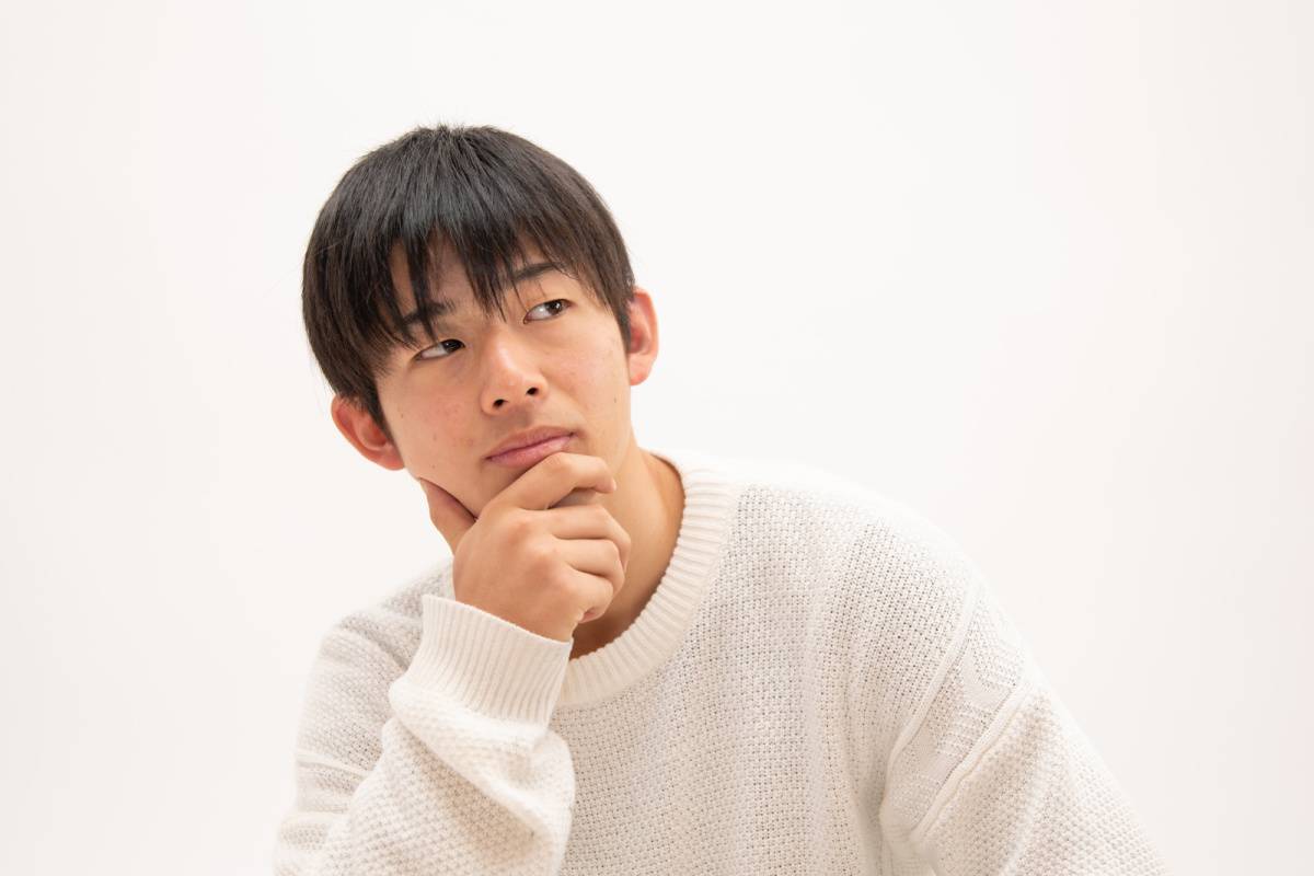 考え事をしている男性