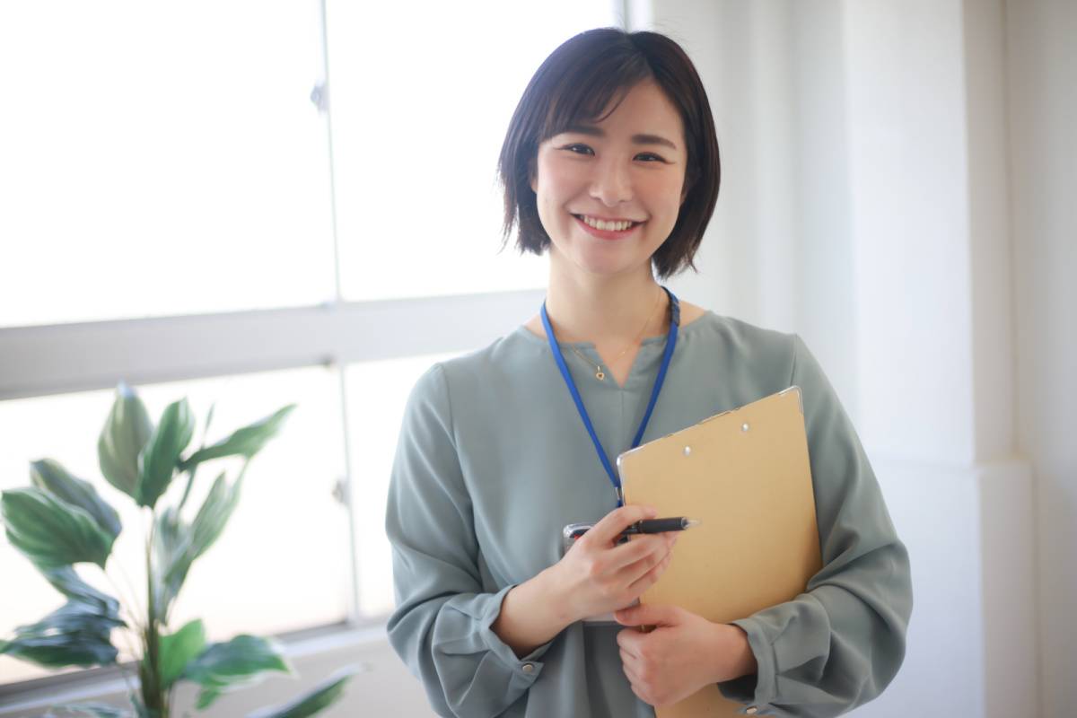 書類を持っている女性