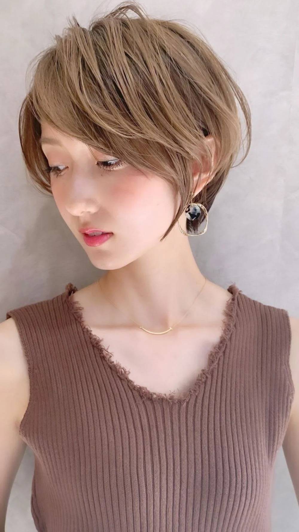 サイド長めの立体感ショート