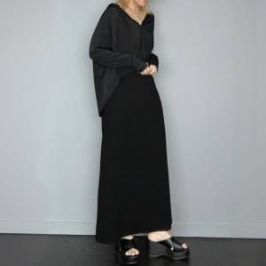 【2026年7月】こんな着方があったとは。センスいい黒スカートコーデ5選