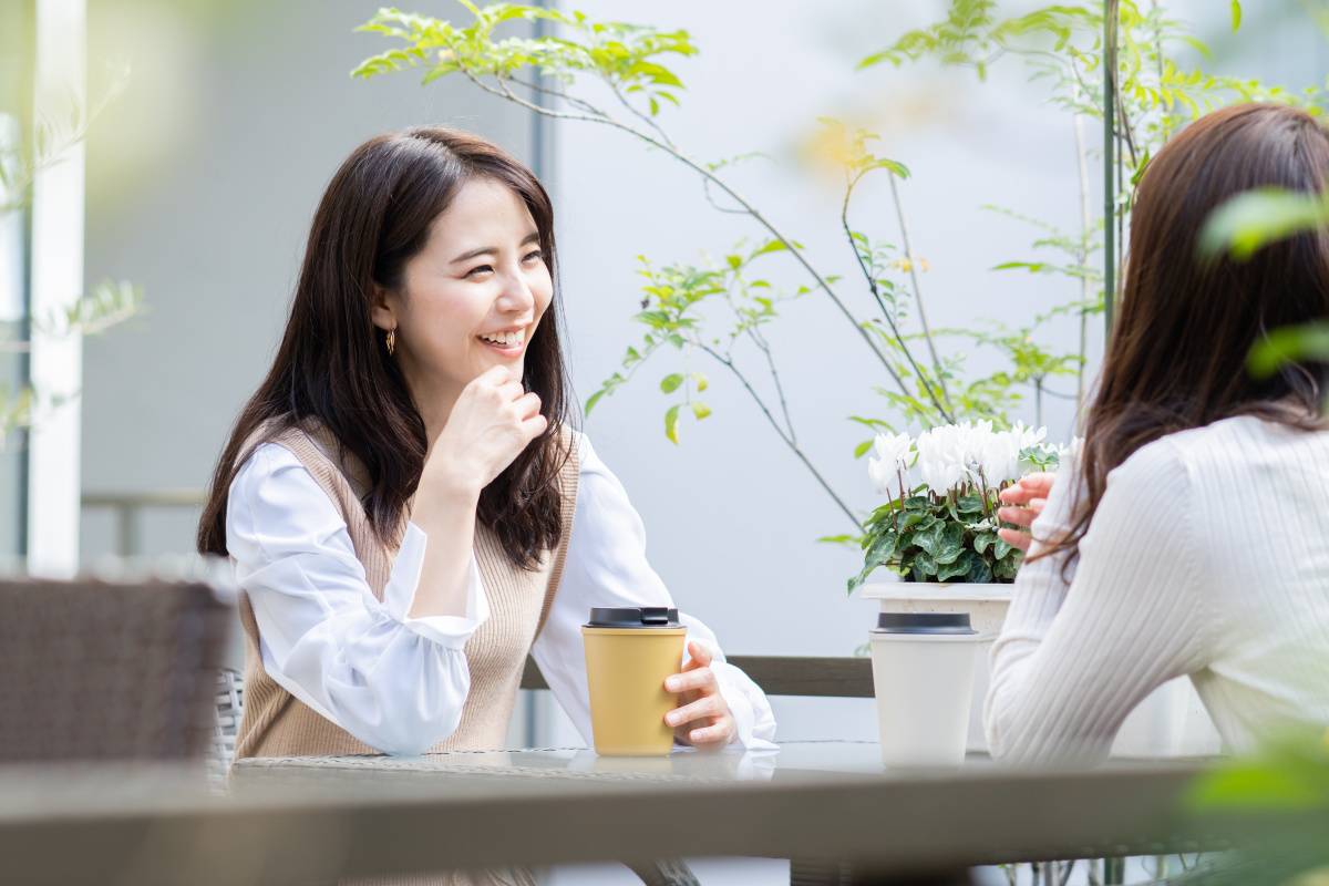 カフェでお茶をする女性